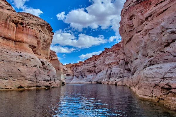 亚利桑那州鲍威尔湖Glen Canyon国家娱乐区一艘船上狭窄的悬崖峡谷景观 — 图库照片