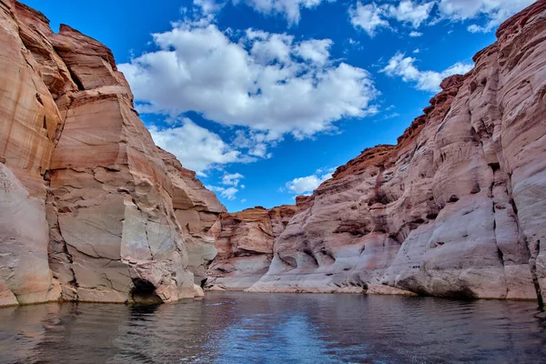 亚利桑那州鲍威尔湖Glen Canyon国家娱乐区一艘船上狭窄的悬崖峡谷景观 — 图库照片