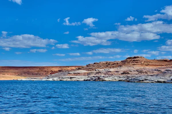 Άποψη του στενού φαραγγιού από μια βάρκα στο Glen Canyon National Recreation Area, Lake Powell, Arizona — Φωτογραφία Αρχείου