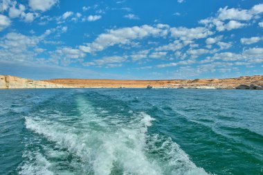 Glen Canyon Ulusal Eğlence Bölgesi, Powell Gölü, Arizona 'daki bir tekneden dar ve kayalık bir kanyon manzarası.