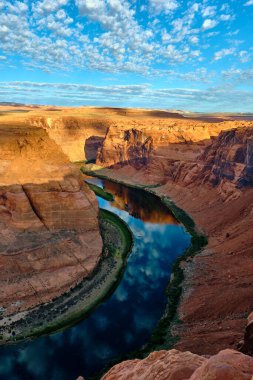 Arizona Horseshoe Virajı, Glen Kanyonu 'ndaki Colorado Nehri' nin ortası.