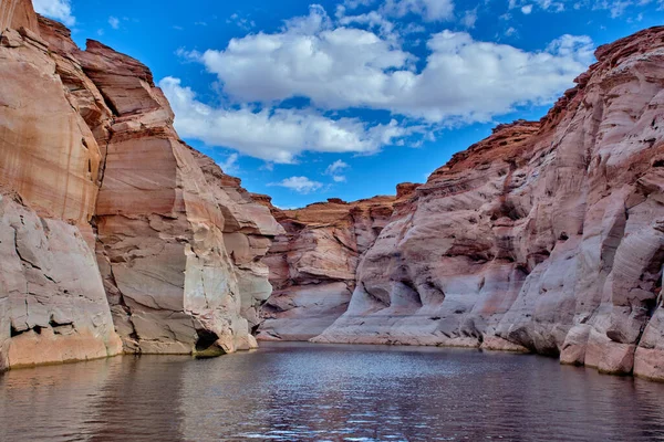 亚利桑那州鲍威尔湖Glen Canyon国家娱乐区一艘船上狭窄的悬崖峡谷景观 — 图库照片