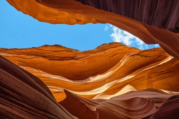 Antilop Kanyonu ışıkları ve kayaları.