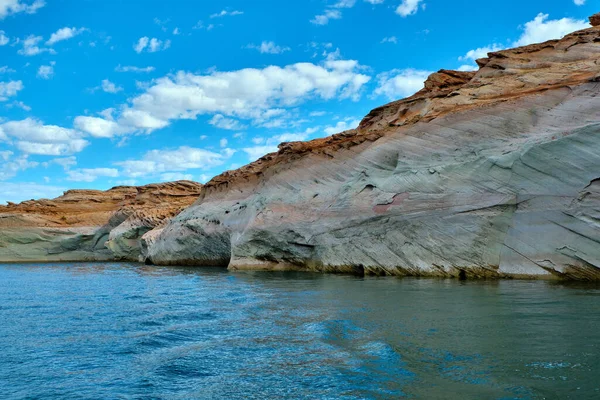 Άποψη του στενού φαραγγιού από μια βάρκα στο Glen Canyon National Recreation Area, Lake Powell, Arizona — Φωτογραφία Αρχείου