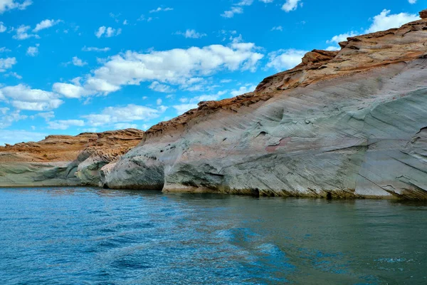 亚利桑那州鲍威尔湖Glen Canyon国家娱乐区一艘船上狭窄的悬崖峡谷景观 — 图库照片