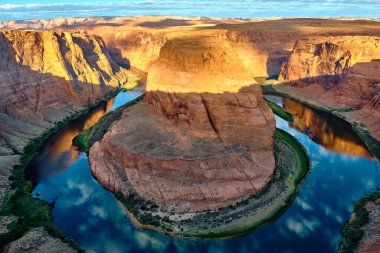 Arizona Horseshoe Virajı, Glen Kanyonu 'ndaki Colorado Nehri' nin ortası.