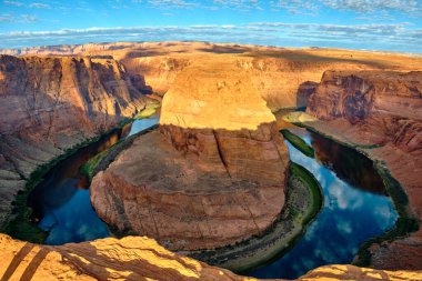 Arizona Horseshoe Virajı, Glen Kanyonu 'ndaki Colorado Nehri' nin ortası.