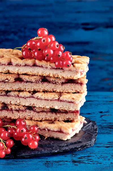 Pila Biscotti Frolla Con Marmellata Ribes Rosso Sfondo Legno Blu — Foto Stock