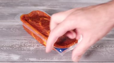 Paketi domates salamurasında et ile aç..