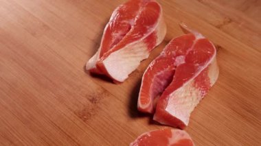 Kesme tahtasında alabalık bifteği pişirmeye hazırlanıyorum..