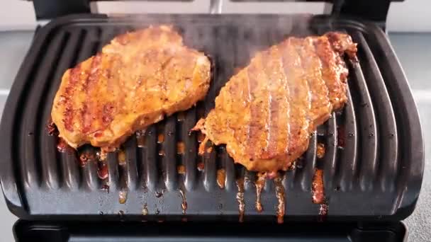 Gotowanie Mięsa Marynacie Pomidorowej Grillu Elektrycznym — Wideo stockowe
