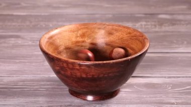 Fındıklar ağır çekimde tahta bardağa düşüyor..