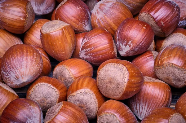 Närbild Hasselnötter vegetarisk mat på gamla trä bakgrund — Stockfoto