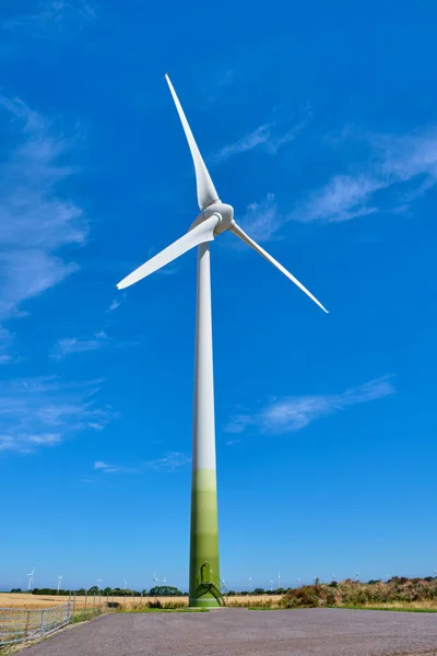 Elettricità Turbine eoliche in un campo di grano maturo e pronto per la raccolta — Foto Stock