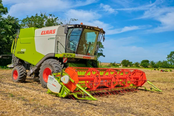 Fehmarn 1 sierpnia 2020, połączyć Claas Lexion 620 zbiorów pszenicy — Zdjęcie stockowe