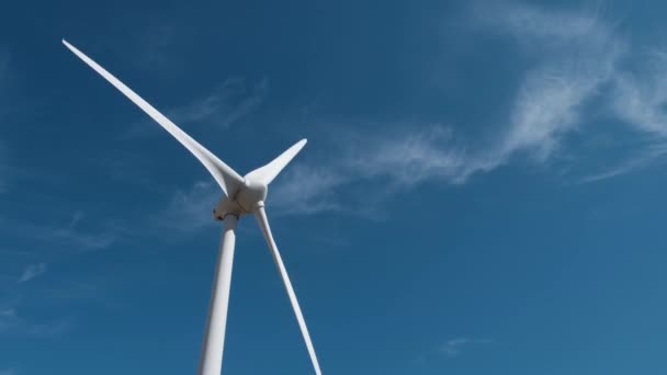 Generadores eólicos de electricidad en la isla de Fehmarn. Energía renovable. — Vídeos de Stock