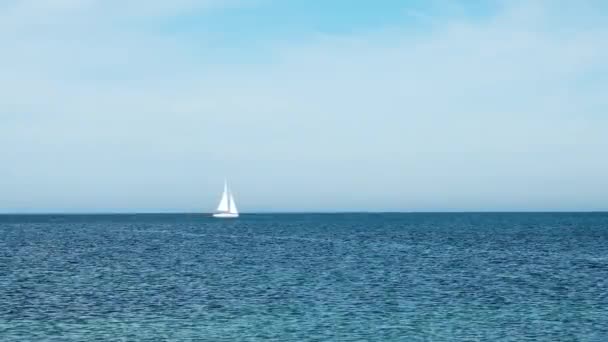 Ensam vit yacht flyter på horisonten vid Östersjön. — Stockvideo