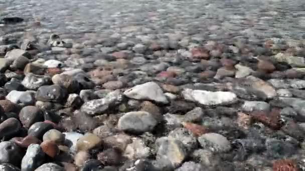 A Balti-tenger sziklás partja és a hullámok a köveknek csapódnak. — Stock videók