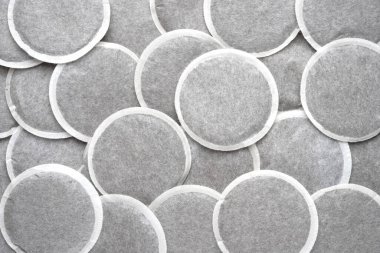 Arka planda kahve olan bir sürü kahve kabı.