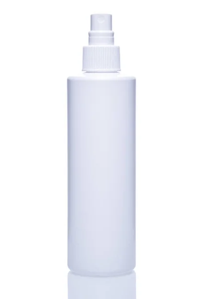 白色塑料瓶，包装，白色底座上的消毒剂喷雾. — 图库照片