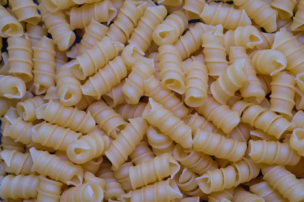 Neuvařené rotini nebo fusilli těstoviny. Italské vejce těstoviny jako pozadí — Stock fotografie