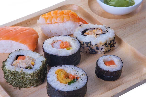 Japonské sushi z mořských plodů na talíři. — Stock fotografie