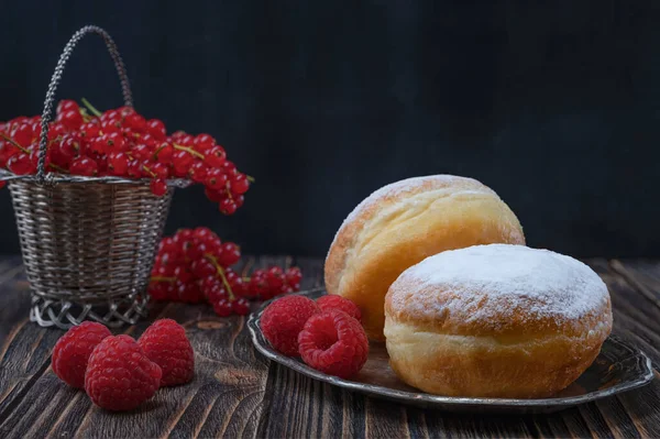 Берлинское желе с пончиком с малиной и красной смородиной. — стоковое фото