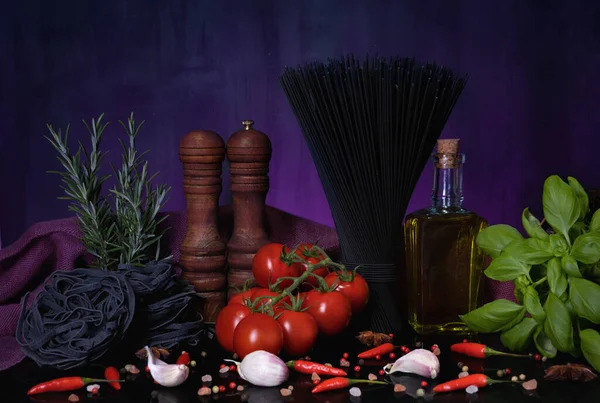 Pasta e maccheroni vari con condimenti su fondo viola. — Foto Stock