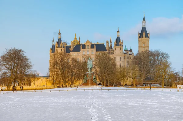 O belo castelo de conto de fadas de Schwerin nos tempos de inverno — Fotografia de Stock