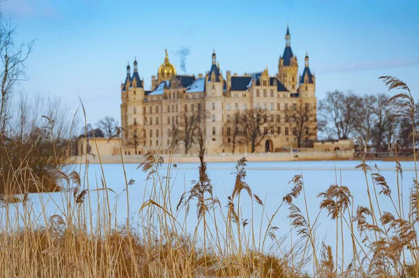 O belo castelo de conto de fadas de Schwerin nos tempos de inverno — Fotografia de Stock