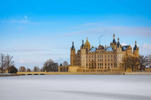 Krásný, pohádkový zámek Schwerin v zimních časech — Stock fotografie