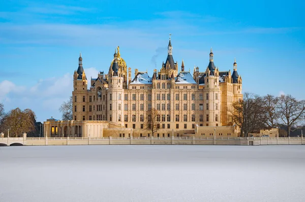 O belo castelo de conto de fadas de Schwerin nos tempos de inverno — Fotografia de Stock