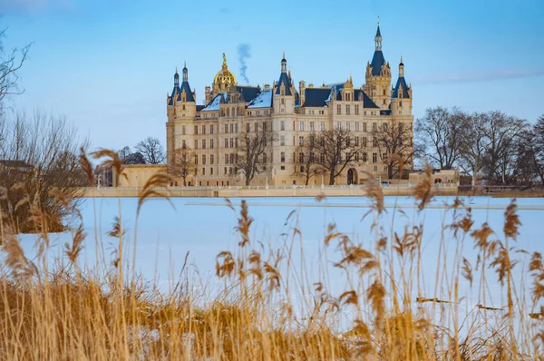 Piękny, bajkowy zamek Schwerin w okresie zimowym — Zdjęcie stockowe