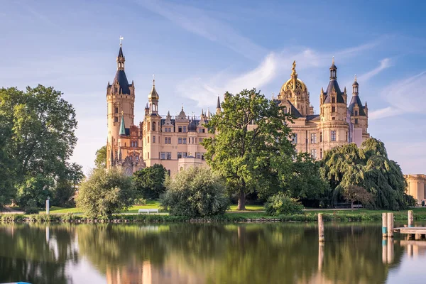 Krásný pohádkový zámek ve Schwerinu, pohled z mola — Stock fotografie