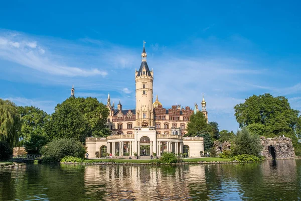 Egy gyönyörű mesebeli kastély Schwerinben, a kilátás a tóra — Stock Fotó
