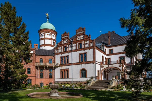 Prachtig sprookjeskasteel van Wiligrad op een zomerse dag — Stockfoto