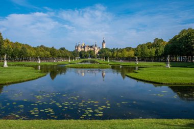 Schwerin 'de bir yaz gününde güzel bir masal şatosu