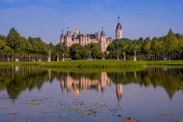 Piękny zamek w Schwerin w letni dzień — Zdjęcie stockowe