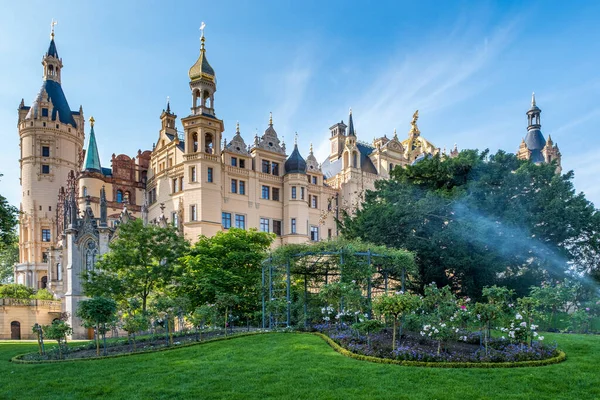 Beautiful fairytale castle in Schwerin on a summer day — Stock Photo, Image