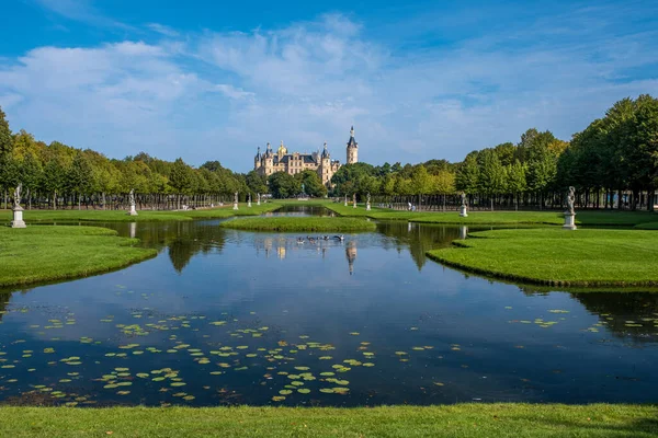 Krásný pohádkový zámek ve Schwerinu v letní den — Stock fotografie