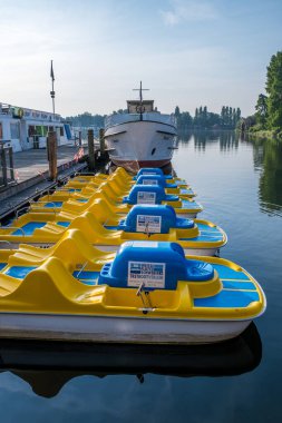 Bir yaz günü dışarı katamaranlar park etti.