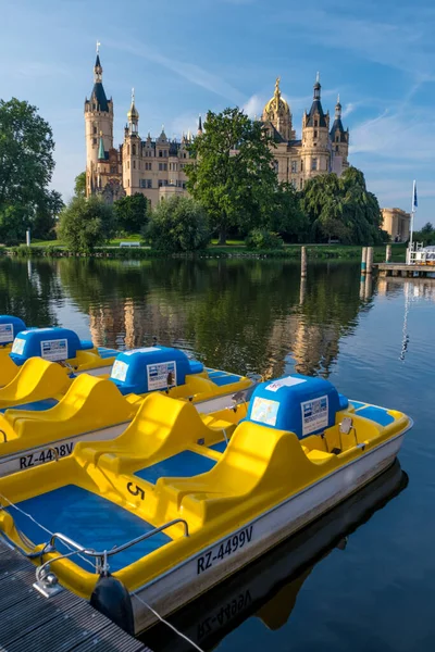 Zaparkowane katamarany z pięknym zamkiem Schwerin w tle.. — Zdjęcie stockowe