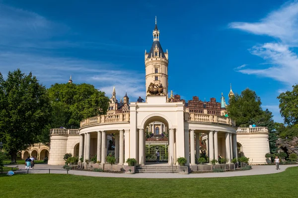 Belo castelo de conto de fadas em Schwerin em um dia de verão — Fotografia de Stock