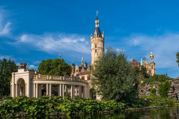 Um belo castelo de conto de fadas em Schwerin a vista do lago. — Fotografia de Stock