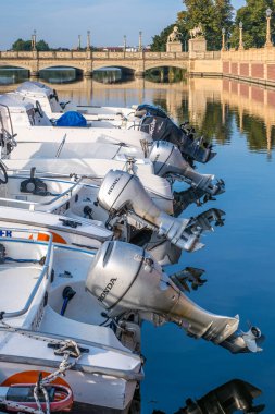 Bir yaz günü açık havada park etmiş motorlu tekneler..