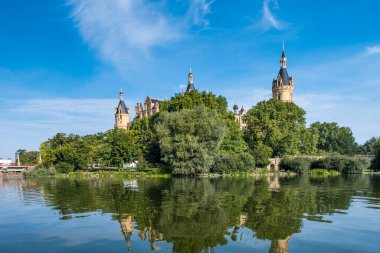 Schwerin 'de güzel bir masal şatosu, gölün manzarası.