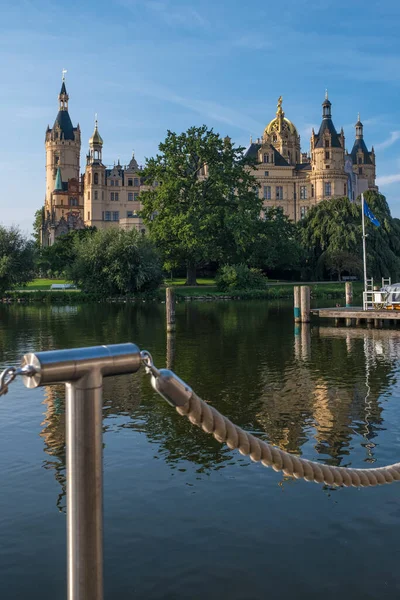 Beautiful fairytale castle in Schwerin, view from the pier — Stock Photo, Image