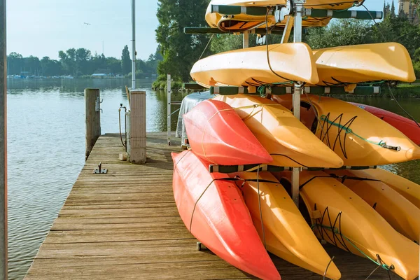 Colorful kayaks on the lake outdoor on a summer day — Stock Photo, Image