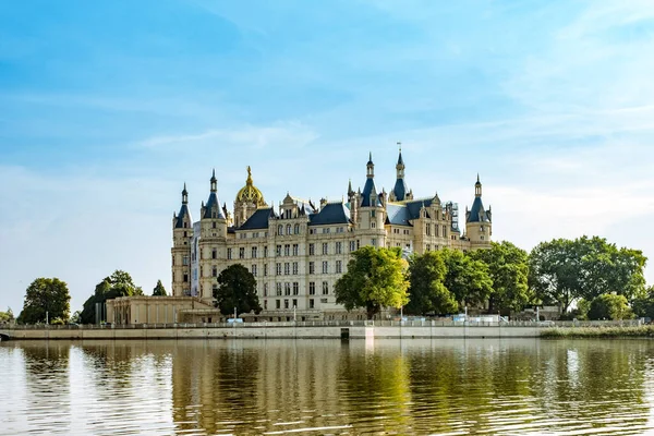 Schwerin 'de güzel bir masal şatosu, gölün manzarası. — Stok fotoğraf