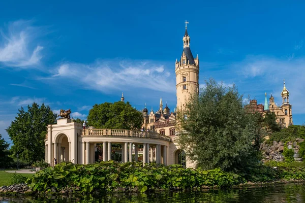 Um belo castelo de conto de fadas em Schwerin a vista do lago. — Fotografia de Stock